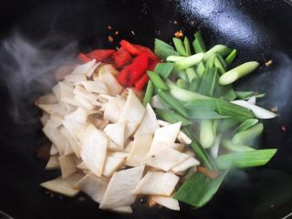 15、#菌类料理# 干锅杏鲍菇,放入煸炒过的杏鲍菇，红色彩椒，蒜苗。