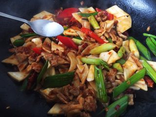 16、#菌类料理# 干锅杏鲍菇,放入少许的白糖，将菜翻炒一会儿，使菜入味即可。