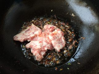 9、香煎豆腐,下肉末翻炒变色