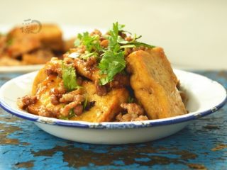 14、香煎豆腐,撒上香菜即可