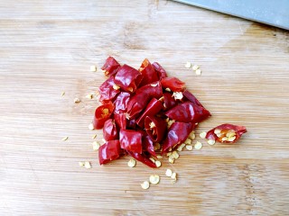 3、酱爆小河虾,干辣椒切成小段。