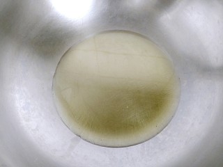 4、酱爆小河虾,炒锅烧热放入适量食用油。(相对于炒菜要多放一些。)