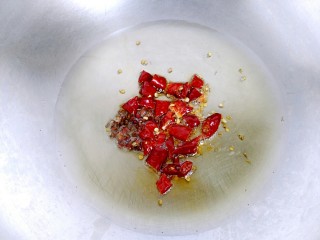 5、酱爆小河虾,待油七分热时放入干辣椒和花椒爆香。