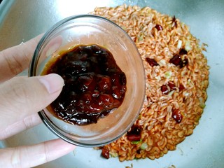 8、酱爆小河虾,倒入豆瓣酱,翻炒均匀。