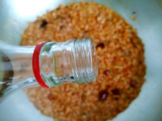 9、酱爆小河虾,倒入约10ml料酒。