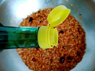 10、酱爆小河虾,倒入约10ml醋,翻炒均匀。