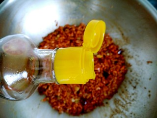 12、酱爆小河虾,倒入适量芝麻油,翻炒均匀后即可关火出锅。