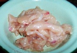 1、奶油蘑菇鸡肉饭,鸡胸肉切成片。加入盐和白胡椒 淀粉上浆