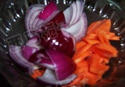 2、奶油蘑菇鸡肉饭,洋葱 胡萝卜切成片