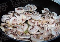 4、奶油蘑菇鸡肉饭,锅中放入黄油,下入蘑菇煸炒片刻盛出备用