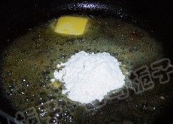 7、奶油蘑菇鸡肉饭,另起锅下入黄油,加入面粉