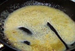 8、奶油蘑菇鸡肉饭,小火把面粉炒散