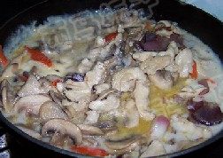 11、奶油蘑菇鸡肉饭,下入炒好的蘑菇 洋葱 胡萝卜 鸡肉