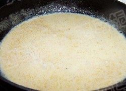 9、奶油蘑菇鸡肉饭,加入牛奶烧开