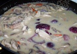 12、奶油蘑菇鸡肉饭,烧开,烧至汤汁粘稠即可。