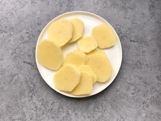 2、芝士焗大虾,土豆切片上锅蒸15-20分钟熟透即可