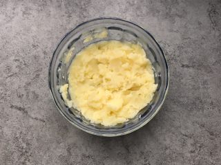 3、芝士焗大虾,土豆蒸熟压泥状