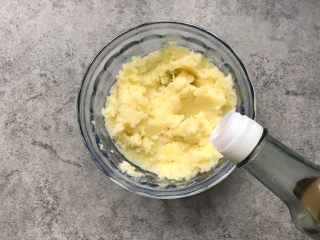 4、芝士焗大虾,加0.5g盐,5g食用油