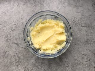 5、芝士焗大虾,搅拌均匀备用