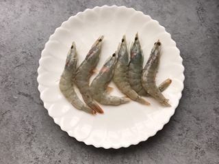 6、芝士焗大虾,白虾提前解冻去除虾线