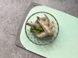 8、芝士焗大虾,加0.5g盐、葱段