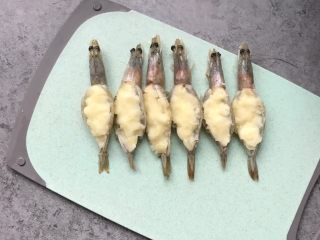 11、芝士焗大虾,腌制好之后虾背分别填满土豆泥