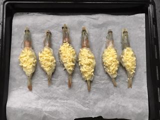 12、芝士焗大虾,撒上芝士碎