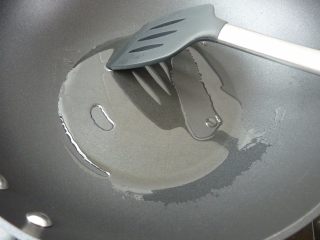 8、金镶玉炒饭,取一不粘锅，下有机山茶油烧热