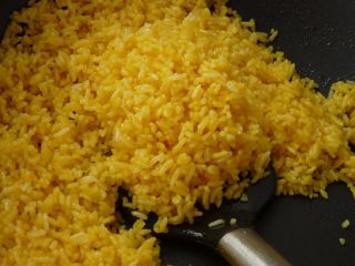 11、金镶玉炒饭,如果觉得油份不够，可以边炒边加适量的山茶油