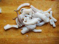 6、生炒墨鱼,腕足切成约4cm长的段