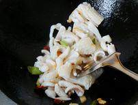 12、生炒墨鱼,放入切好的墨鱼，翻炒至微微卷起