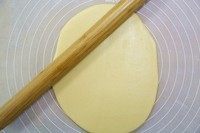 8、牛奶方块小饼干,再用擀面杖擀成0.3厘米厚的饼状。