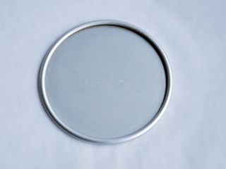 1、抹茶慕斯,将活底模的底部放在油纸上，剪一块一样大小的油纸，放入模具底部。