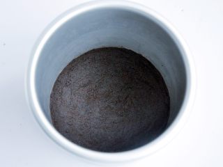 5、抹茶慕斯,将混合好的饼干铺在蛋糕模的底部，压紧后放入冰箱冷藏半小时。