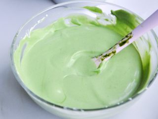 13、抹茶慕斯,分2次将抹茶牛奶液混合到奶油中，翻拌均匀，细腻无结块。