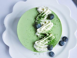 18、抹茶慕斯,可以根据喜好，适量的筛入抹茶粉，就大功告成了，如果此时不吃，先放入冰箱冷藏。