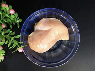 1、鸡肉卷～营养丰富,鸡脯肉一块洗净控水备用