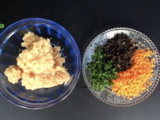2、鸡肉卷～营养丰富,鸡脯肉剁碎，木耳、葱花、胡萝卜均切碎