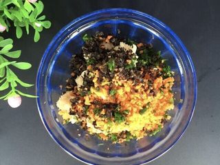 3、鸡肉卷～营养丰富,木耳 、葱花 、胡萝卜碎放进鸡肉中