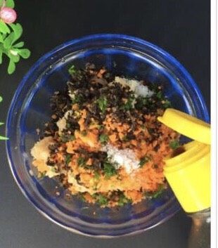 5、鸡肉卷～营养丰富,生抽少许