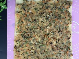 9、鸡肉卷～营养丰富,均匀放在豆皮上