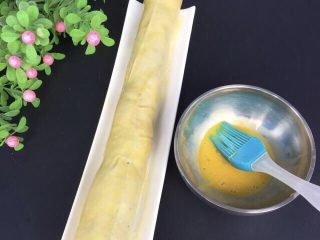 10、鸡肉卷～营养丰富,尽量卷紧一些，准备一个蛋黄液，均匀涂抹豆皮表面，蒸出来颜色会更好看。