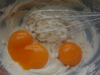 1、彩虹爱心饼干,无盐黄油室温软化,搅打到质地柔软,颜色变浅,然后依次加入糖粉、香草精、盐、糖和蛋黄,继续搅打均匀。