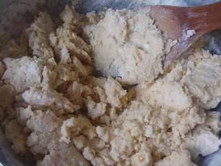 3、彩虹爱心饼干,和平时做曲奇类饼干不一样的是,切拌均匀后,并没有立即成团,而是图上所示的大颗粒状。