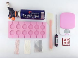 1、相片水晶棒棒糖（超详细）,工具：3.5cm直径的棒棒糖模具  喷枪  厨房秤  液体温度计  软刮刀  棒棒糖包装（袋子 纸棒 扎带）