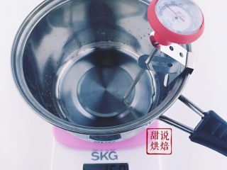 4、相片水晶棒棒糖（超详细）,建议先称水 水的克数比较难掌控  水和糖的比例是1:10  这个模具的一个糖大概13g