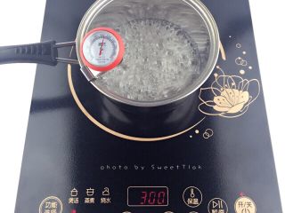 6、相片水晶棒棒糖（超详细）,用电磁炉和煤气炉加热都可以 电磁炉选用300-120°左右的温度  煤气炉用小火（刚开始可以稍大一点 最后我都是最小火）加热到165°即可离开火 有个注意的点：熬糖过程中一定要经常搅拌 使糖能均匀融化（温度过高有时候会糖到了温度 但还有些糖块没融化 温度过高糖也很容易熬过头 所以用低温搅拌的方式熬糖最佳）