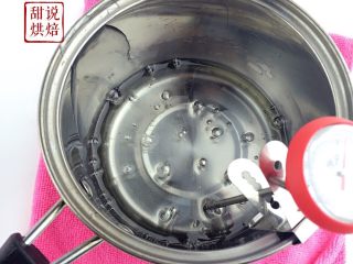 7、相片水晶棒棒糖（超详细）,加热到温度计显示165°即可离火????  这时糖会有非常多的泡泡  放到湿了水的布上静置一会泡泡就会慢慢变小然后消失