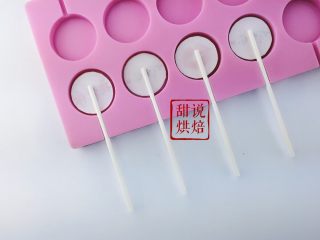 11、相片水晶棒棒糖（超详细）,待糖变硬后放入纸棒（糖如果还软就放入纸棒会把糯米纸压裂） 等待的过程可以把糖再次加热 也是一样的加热过程到165°  需要稍微搅拌让糖均匀受热