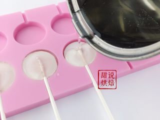 12、相片水晶棒棒糖（超详细）,把再次加热好的糖倒入模具剩余的1/2填满